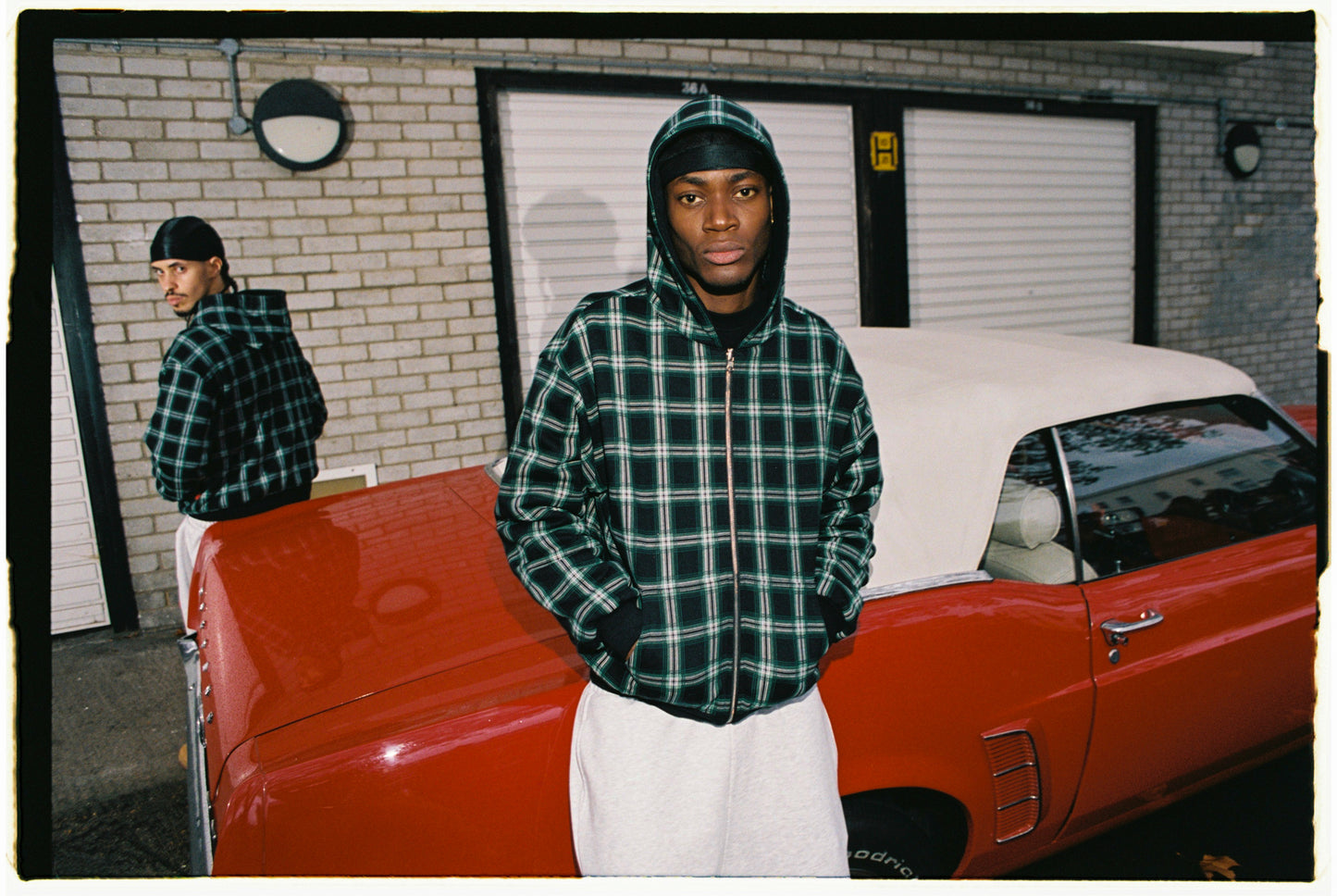 Reverse Plaid Zip Hoodie [Black]